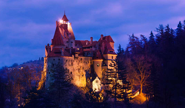 Pohľad na hrad Bran v Transylvánii v Rumunsku, ktorý je známy ako Drakulov hrad.