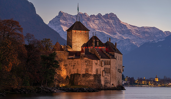 Hrad Chillon, ktorý sa týči nad brehom Ženevského jazera.