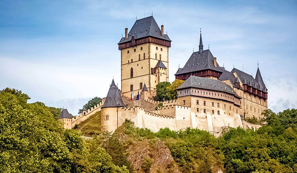Majestátny gotický hrad Karlštejn týčiaci sa na kopci nad zalesneným údolím, ktorý patrí medzi najznámejšie a najnavštevovanejšie historické pamiatky v Česku.