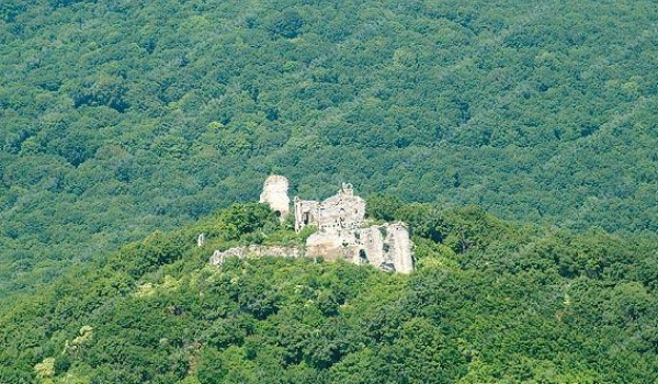 Hrad Vinné, ktorý patrí medzi najznámejšie zrúcaniny na území Slovenska.