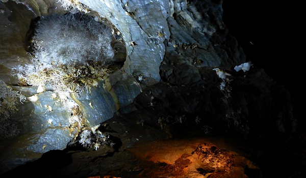 Pri návšteve Ochtinskej aragonitovej jaskyne je dôležité zabezpečiť si teplejšie oblečenie. 