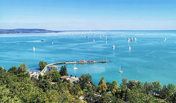 Balaton, Maďarsko, má plytké dno a teplú vodu, a tak je ideálnym miestom na dovolenku s deťmi.