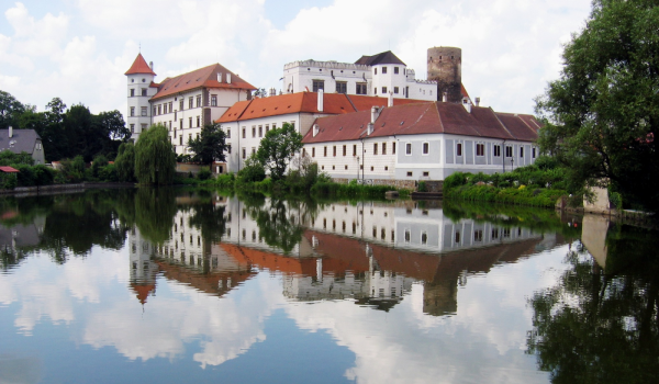 Mesto Jindřichův Hradec sa pýši čarovným renesančným zámkom.