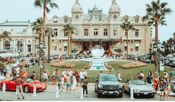 Kasíno Monte Carlo je miestom, ktoré zvyknú navštevovať mnohí turisti v Monaku.