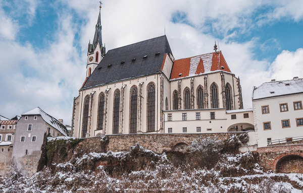 Kostol sv. Víta v Českom Krumlove, ktorý je obľúbenou pamiatkou mnohých turistov.