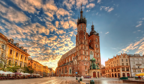 Mesto Krakov, Poľsko, má bohatú históriu, ktorú si mnoho turistov zamiluje.
