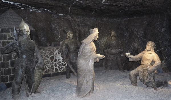 Soľná baňa Wieliczka sa spája s mnohými legendami. Jednou z nich je aj legenda o svätej Kinge, ktorá je stelesnená v podobe sochy v kaplnke.