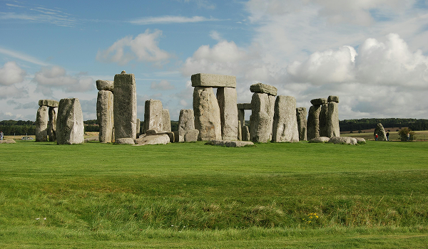 O pamiatke Stonehenge, Anglicko, vzniklo niekoľko teórií a legiend.