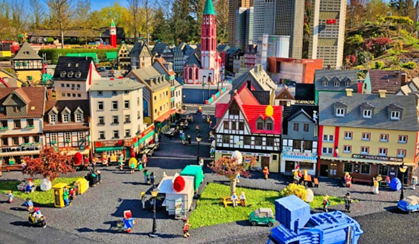 Pohľad na Legoland, ktorý je farebným svetom zloženým z miliónov farebných LEGO kociek.