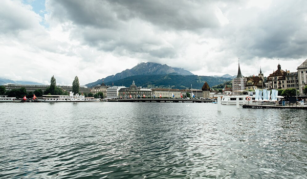 Pohľad na mesto Luzern vo Švajčiarsku, priľahlé jazero a pohorie.