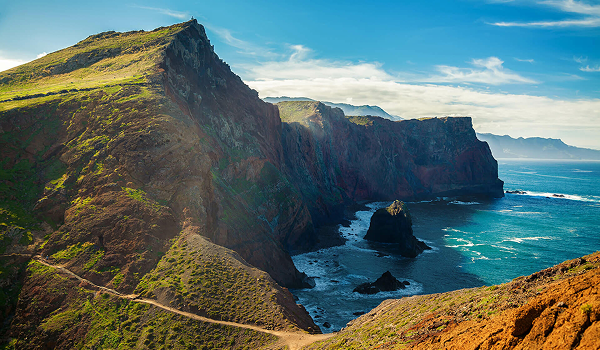 Madeira, známa ako „záhrada Atlantiku“, láka turistov sviežou prírodou, bujnou vegetáciou a výhľadmi na oceán.