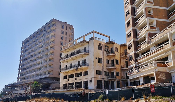 Opustená štvrť Varosha pri Famaguste, Cyprus, sa označuje aj ako mesto duchov.