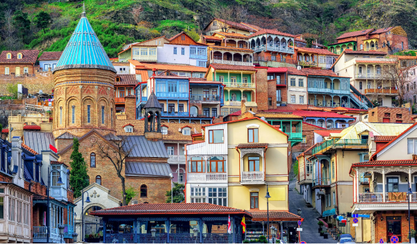 Hlavné mesto Gruzínska, Tbilisi, je charakteristické rôznymi druhmi stavieb budov.