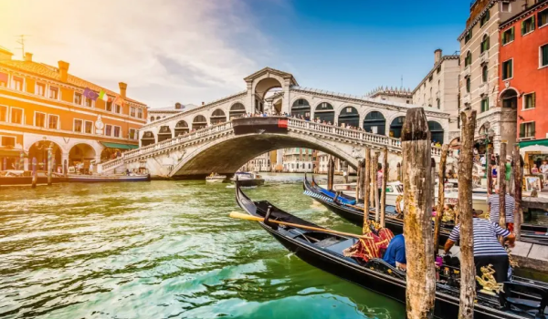 Pohľad na Canal Grande a most Ponte di Rialto.