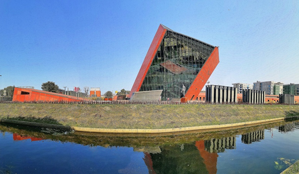 oderná architektúra Múzea druhej svetovej vojny v Gdansku s naklonenou vežou