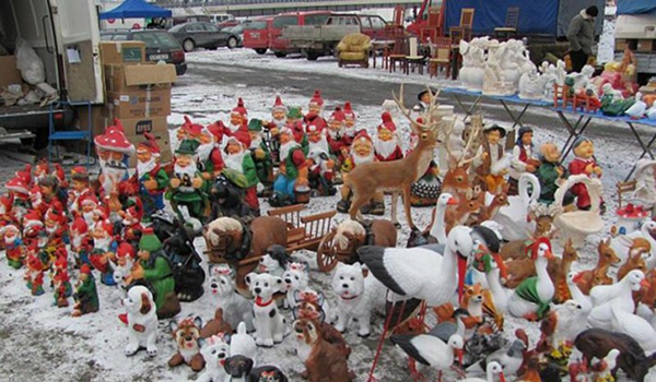 Poľské trhy ponúkajú rôzny tovar, vrátane záhradných a vianočných dekorácií, ako sú keramické figúrky sôch, trpaslíkov a zvierat.