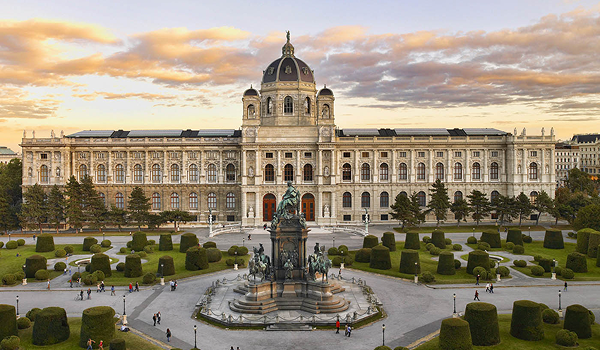 Monumentálne Námestie Márie Terézie vo Viedni s majestátnym pamätníkom panovníčky a budovou múzea.