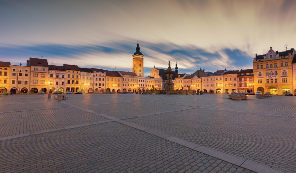 Historické námestie Přemysla Otakara, ktoré sa nachádza v meste České Budějovice.