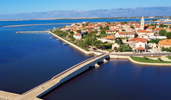 Pri návšteve ostrova Pag v Chorvátsku mnohí turisti navštívia aj mesto Nin so slanými lagúnami.