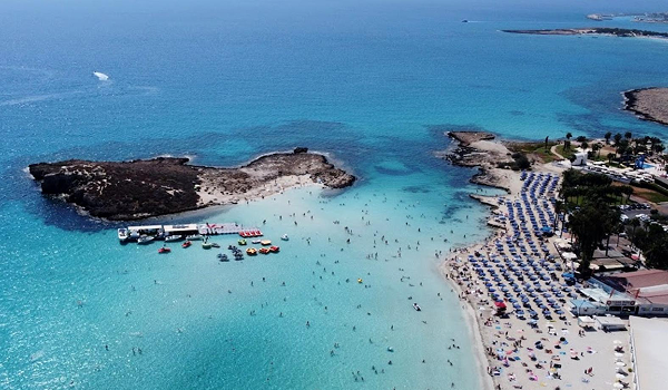 Nissi Beach, Cyprus, je typická jemným bielym pieskom a priezračnou vodou.