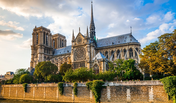 Historická katedrála Notre-Dame v Paríži pri rieke Seina počas slnečného dňa.