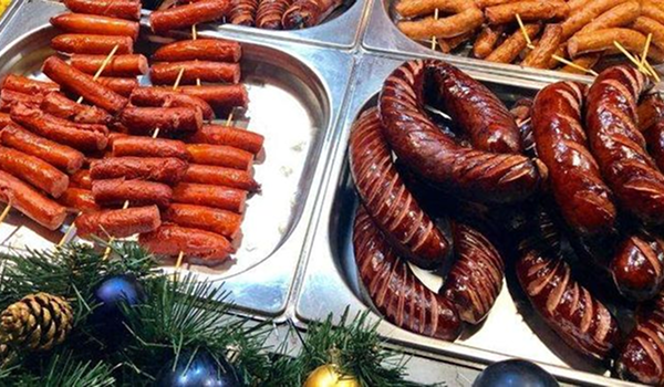 Tradičné poľské trhy Nowy Targ alebo Jablonka ponúkajú klobásy a údeniny, ktoré sú pripravené na konzumáciu.