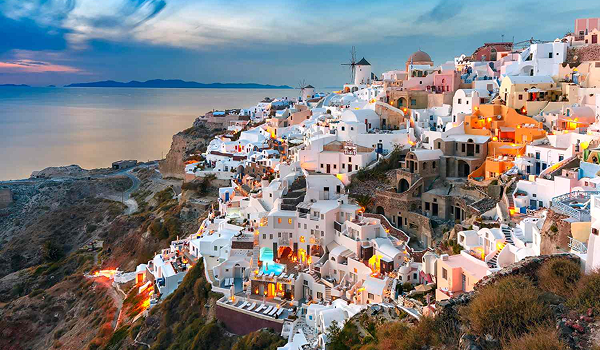 Oía Santorini poskytne turistom nezabudnuteľné pohľady.