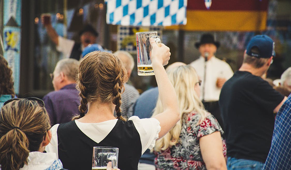 Oktoberfest je typický aj atmosférou, ktorú tvoria ruské kolesá, horské dráhy, stánky, hudba a tanečné parkety.