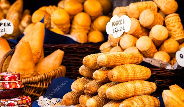 Obľúbený údený syr oscypek patrí medzi tradičné pochutiny Krakova.
