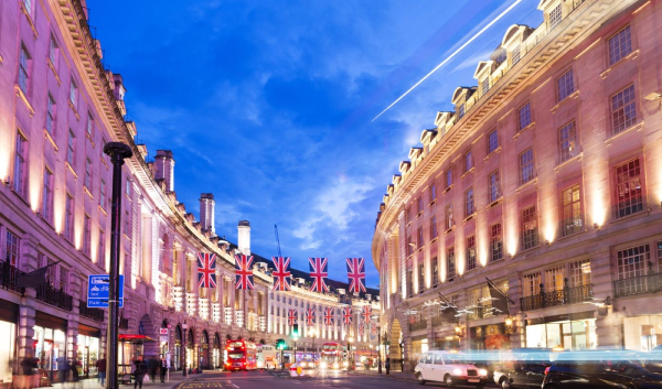 Oxford street v Londýne, kde sa nachádza množstvo predajní rôznych značiek.