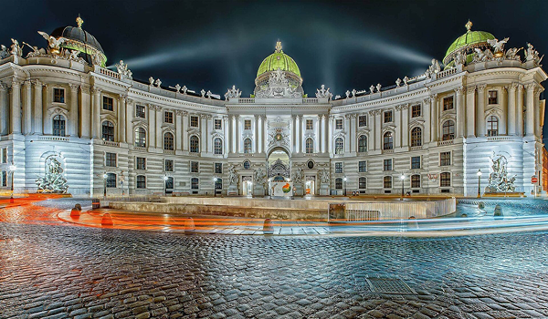 Nočný záber na velkolepo osvetlený vstup do paláca Hofburg (krídlo Michaelertrakt)