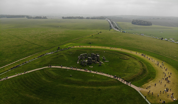 Stonehenge, Anglicko, každoročne navštívi obrovské množstvo turistov.