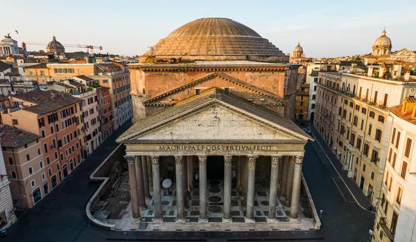 Pantheon, starobylý chrám v Ríme patrí medzi známe pamiatky v Ríme.