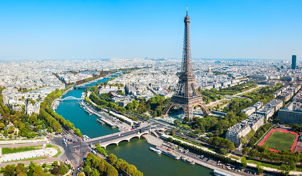 Letecký pohľad na Eiffelovu vežu, rieku Seina a panorámu mesta počas poznávacieho zájazdu v Paríži.