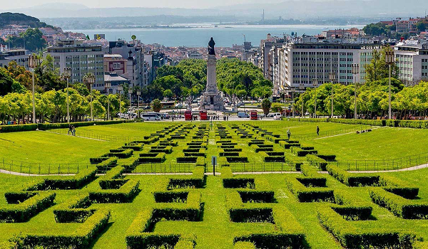 Pohľad na Parque Eduardo VII, nádherný park v Lisabone, Portugalsko, ktorý turistom poskytne panoramatický výhľad na mesto.