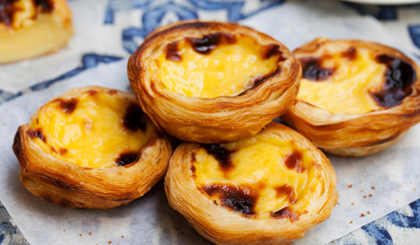 Pastéis de nata patria medzi veľmi známe a obľúbené sladkosti typické pre Portugalsko.