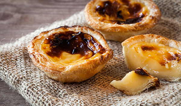 Medzi tradičné portugalské jedlá patrí Pastéis de Nata, koláčiky plnené jemným krémom.