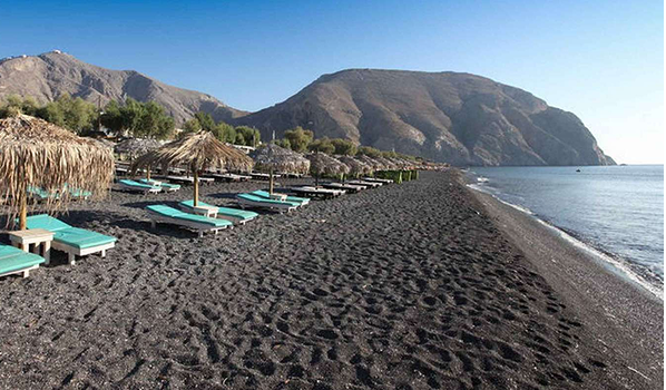 Pláž Perissa, Santorini, patrí medzi obľúbené pláže pre rodiny s deťmi.
