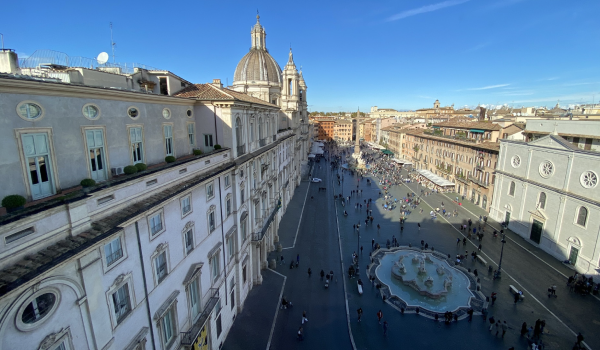 Pohľad zhora na námestie Piazza Navona, na ktorom sa nachádzajú často mnohí pouliční umelci.