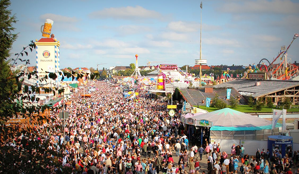 Oktoberfest je typický nie len pivom, ale tradičnou atmosférou a tradíciami.