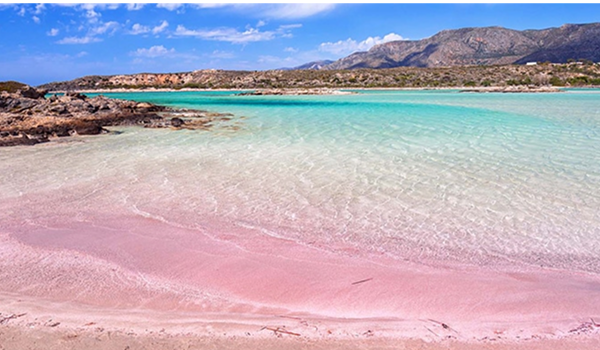 Pláž Elafonisi Beach je známa svojim svetloružovým pieskom. 