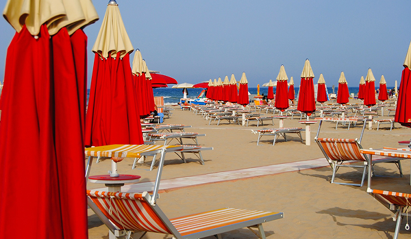 Pohľad na pláž na Rimini, Taliansko.