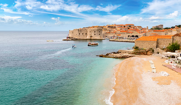 Piesočná pláž Sandy Beach Uvala Lapad v Dubrovníku je obľúbená najmä pre rodiny s deťmi.