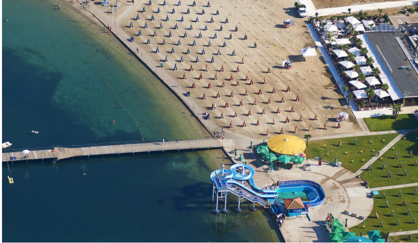 Portorož, najdlhšia a cestovateľmi veľmi obľúbená pláž v Slovinsku.