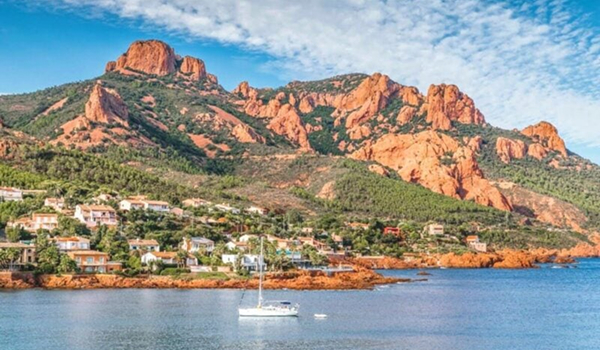 Pohorie Esterel je obľúbenou destináciou pre turistov, ktorí si radi užívajú prírodu.