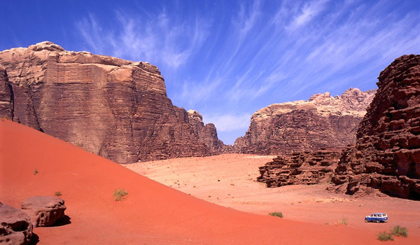 Púšť Wadi Rum patrí medzi najzaujímavejšie prírodné atrakcie v Jordánsku.