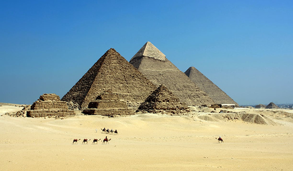  Pohľad na pyramídy, ktoré sa bezpochyby pokladajú za poklady Egypta.