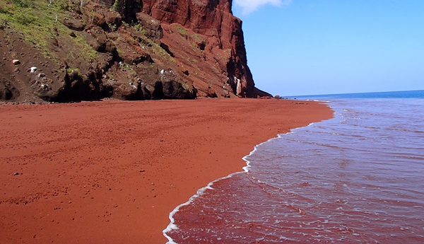 Červená pláž na Santorini patrí medzi obľúbené pláže v Grécku.
