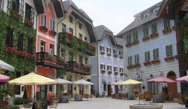 Pohľad na čínsku architektonickú repliku rakúskeho Hallstattu s vernými kópiami farebných alpských domov a terasami.