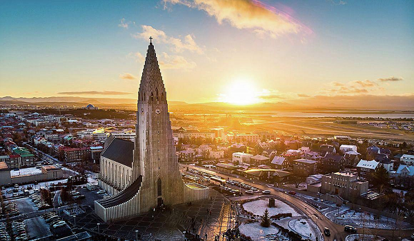 Reykjavík Island je moderné, bezpečné a kultúrne bohaté mesto, ideálne ako základňa pre výlety po ostrove.
